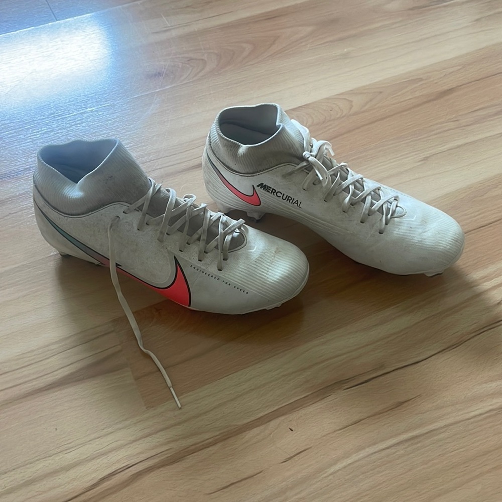Nike Soccer Cleats Women’s 7.5